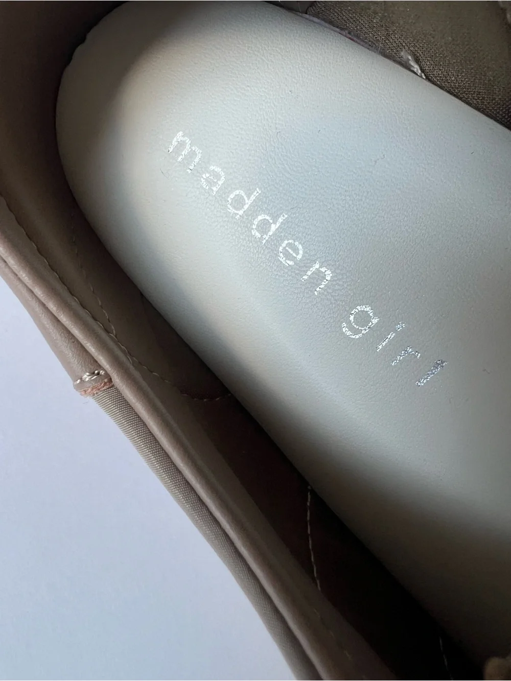 Madden Girl Jumper Taupe & White Women's Retro Casual Trainer Sneakers SZ 8.5